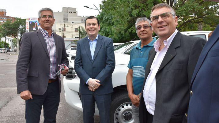 El gobernador entregoacute camionetas al aacuterea de Recursos Hiacutedricos