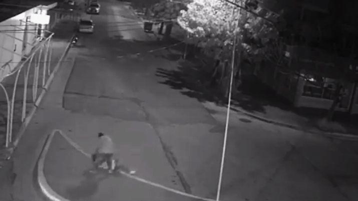 VIDEO Fue grabado golpeando a una mujer y terminoacute tras las rejas