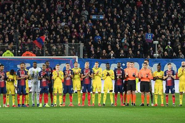 Nantes le ganoacute al Caen y los dos equipos  se unieron en un sentido homenaje a Sala 