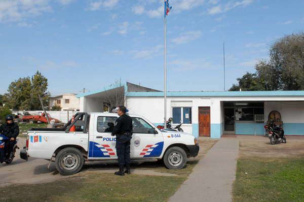 Motochorros abren la bodega de un colectivo y se llevan dos bolsos con 20000 en bienes