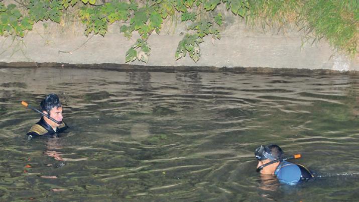 Rescatan a dos pescadores que quedaron en una isleta por la crecida del riacuteo