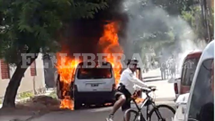 Video  El incendio de una camioneta causoacute paacutenico en La Banda