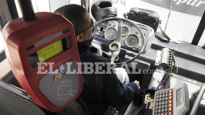 La liacutenea 120 ya cobra boleto con el sistema electroacutenico