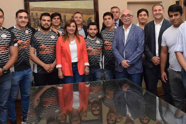 La intendente recibioacute al campeoacuten de rugby playa 