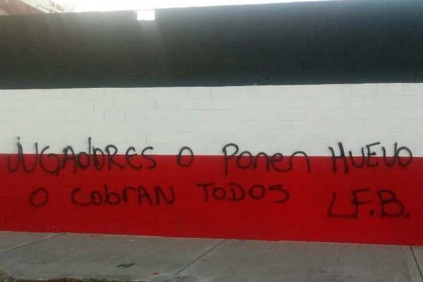 Amenazaron al plantel de Chacarita con pintadas