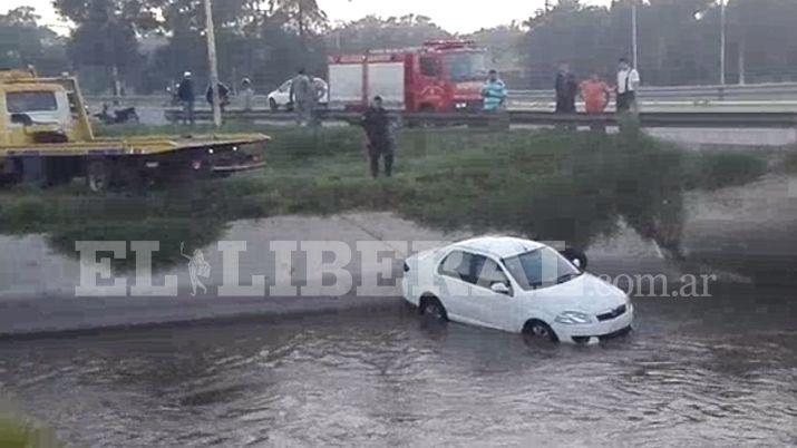 Perdioacute el control de su auto y cayoacute al Canal Revestido