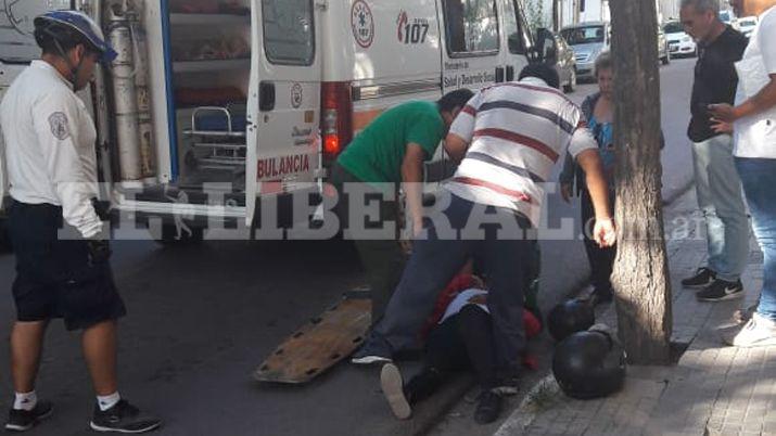 Motociclista terminó con fractura expuesta al chocar con un auto