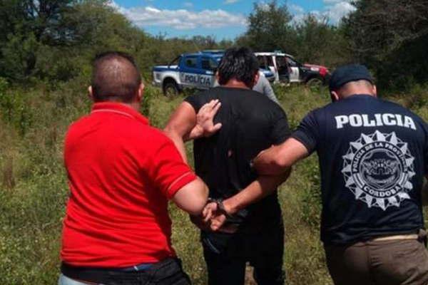 Sujeto asesinoacute a su pareja de varias puntildealadas y huyoacute al monte