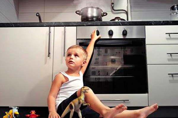 Aconsejan a los padres tomar recaudos para que los pequentildeos no sufran accidentes domeacutesticos