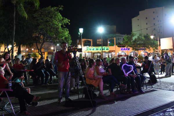 Los enamorados de Las Termas festejaron su diacutea con un espectaacuteculo en la plaza Eva Peroacuten 