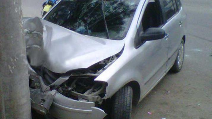 Perdioacute el control de su auto y se estrelloacute contra un poste de luz