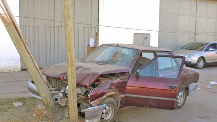 Policiacutea se durmioacute y chocoacute contra una columna