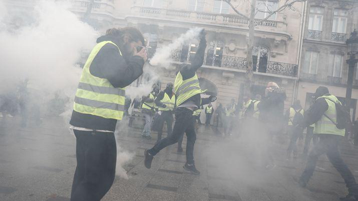 Un hombre embistioacute con su auto a un grupo de chalecos amarillos