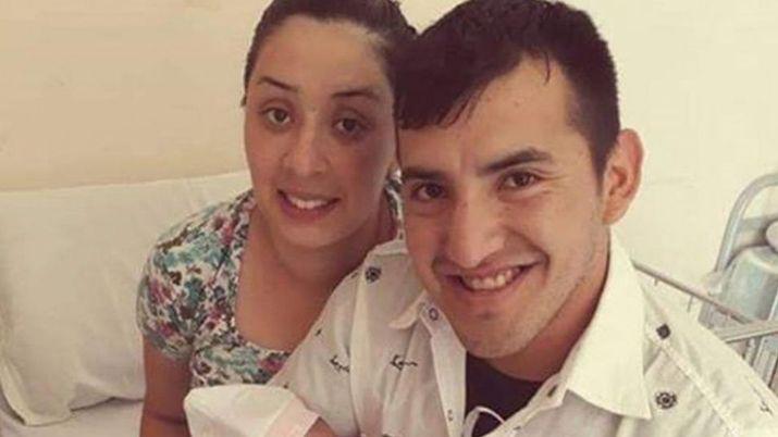 Matoacute a puntildealadas a su ex delante de su beba de dos meses