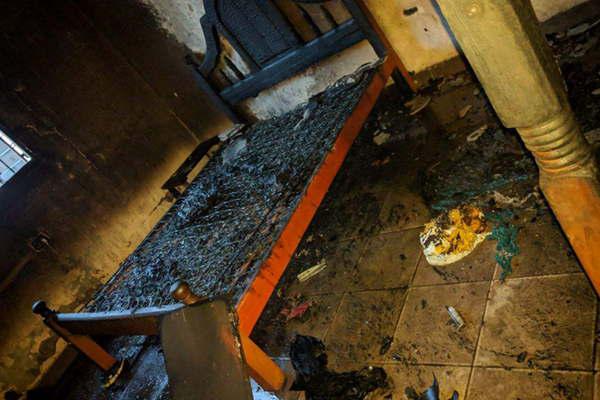 Rompioacute vidrios quemoacute cortinas y colchones y amenazoacute a su madre 