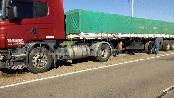 Camioacuten perdioacute sus ruedas que impactaron contra otro de gran porte