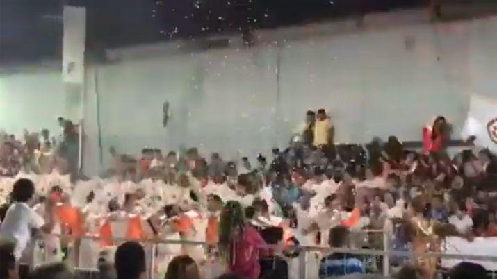 VIDEO  Se cayeron dos tribunas en Coacuterdoba durante los carnavales