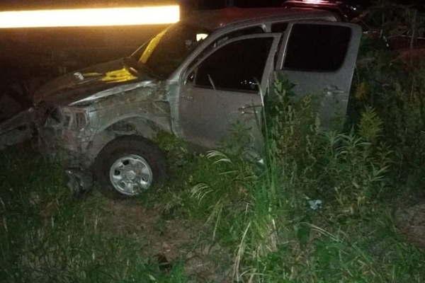 Una 4 x 4 se estrella contra tren de carga y tres joacutevenes de Fernaacutendez se salvan de milagro