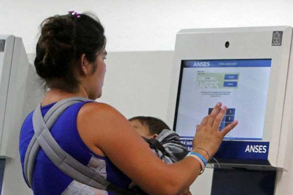 Informaron cuaacutendo y cuaacutento se cobraraacute de ayuda escolar con pagos diferenciales seguacuten la zona