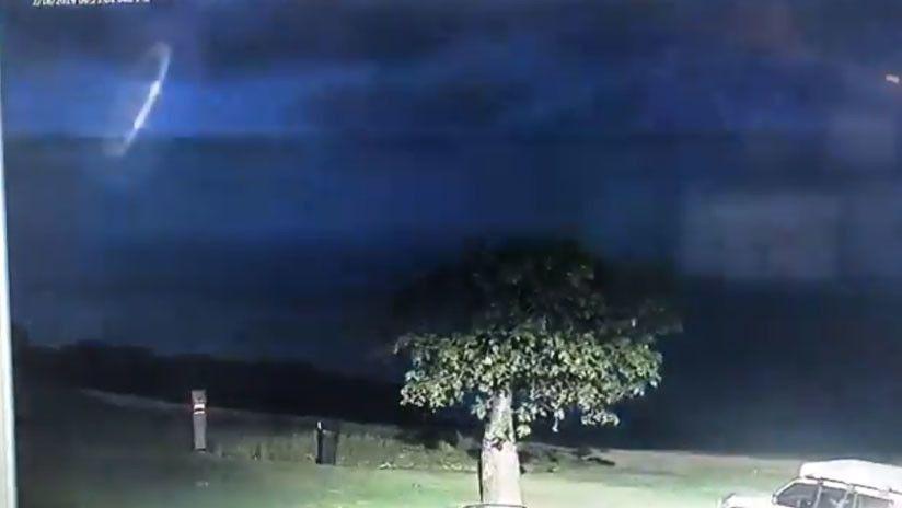 Un extrantildeo objeto surcoacute el cielo australiano durante una tormenta