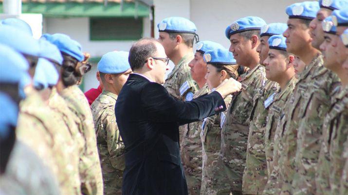El embajador argentino en Israel entregó medallas a cascos azules en misión