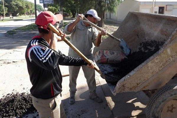 Continuacutean los trabajos de bacheo en las calzadas asfaacutelticas de Monte Quemado