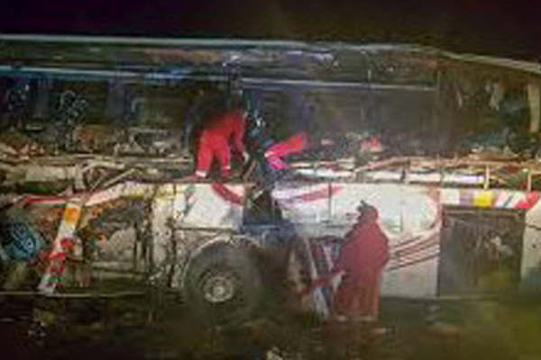 Al menos 24 muertos en Bolivia por un choque entre un camioacuten y un autobuacutes