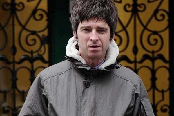 Liam Gallagher acusoacute a su hermano Noel de no dejarlo usar un tema de Oasis