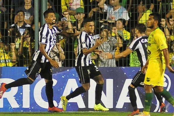 Defensa y Justicia cayoacute por goleada ante Botafogo y se despidioacute de la Copa Sudamericana