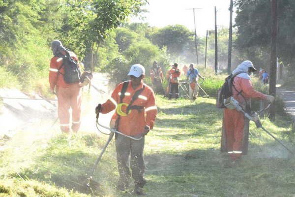 Ejecutan trabajos de desmalezamiento en distintos sectores