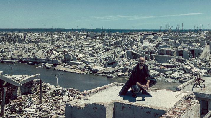 Abel Pintos presentoacute el imponente video de Cien Antildeos