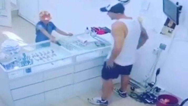 VIDEO  Un menor de 8 antildeos asaltoacute una joyeriacutea con un arma falsa