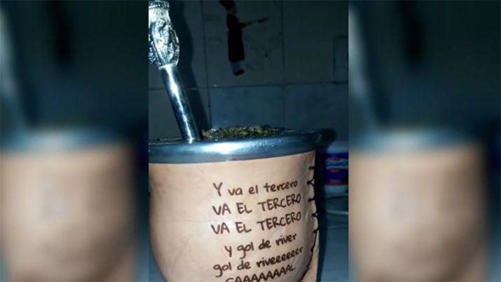 VIDEO  Recreoacute el relato del gol de Pity Martiacutenez a Boca en un mate