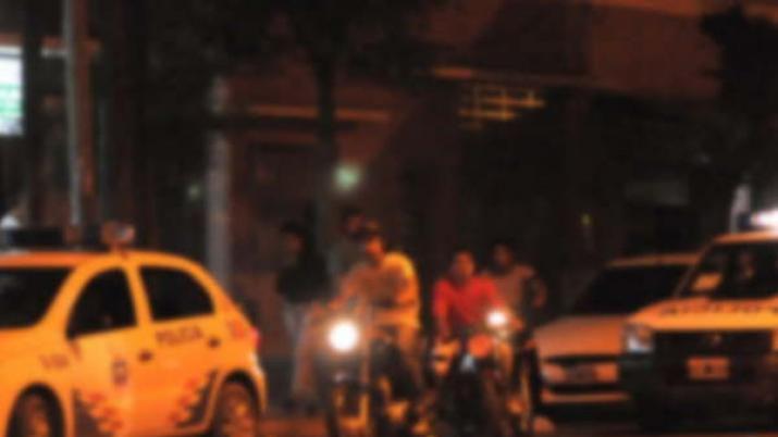 Escapaba contramano por avenida Roca y chocoacute a un policiacutea