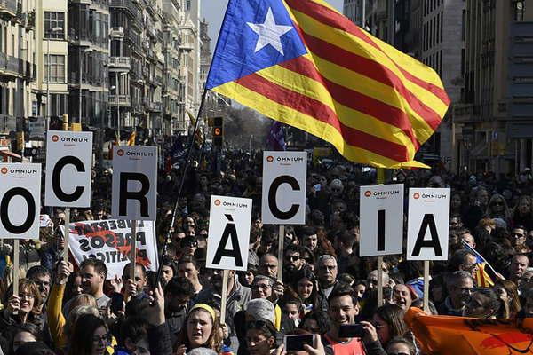 Huelga y protestas en Cataluntildea en rechazo al juicio contra los liacutederes del fallido intento de secesioacuten