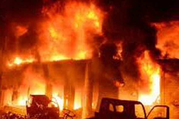 Incendio arrasoacute siete edificios en Bangladesh- al menos 80 muertos