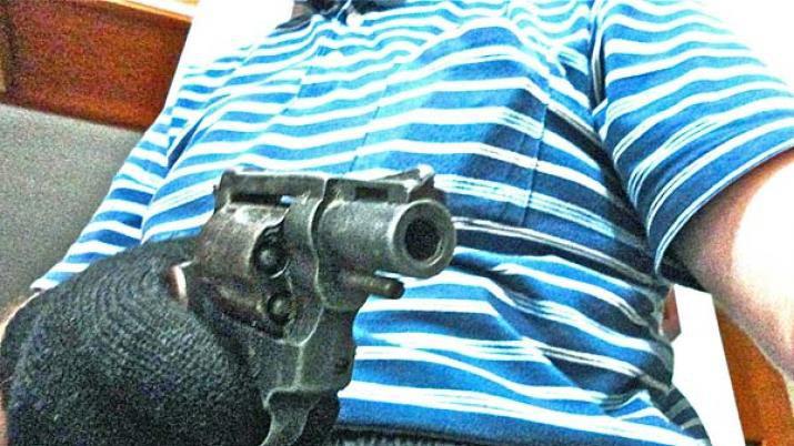 Ladroacuten encantildeonoacute a un anciano para robarle  15000