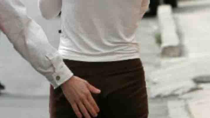 Desmayoacute de un golpe a un depravado que les tocoacute la cola