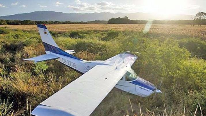 Avellaneda- descubren una avioneta volando a ras del monte