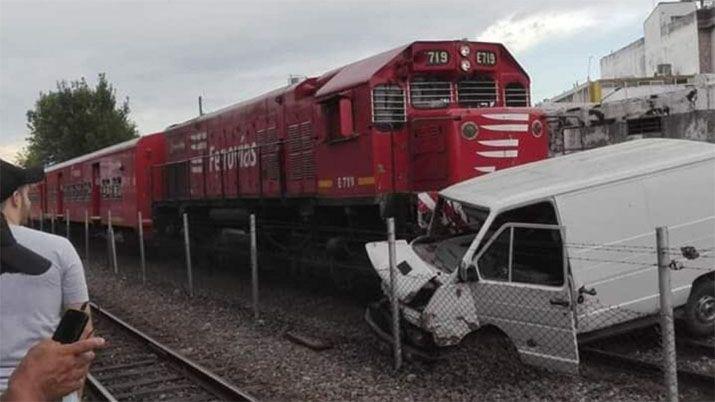 Un tren embistioacute a una combi que cruzoacute con la barrera baja