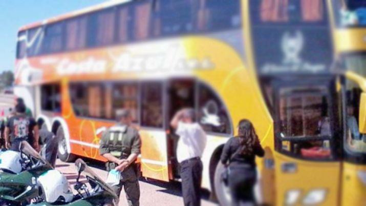 Secuestran 2 kg de cocaiacutena de un tour de compras y detienen a los choferes