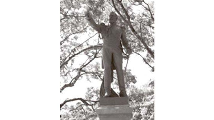 Estatua de Warnes en la plaza central de Santa Cruz de la Sierra hoy