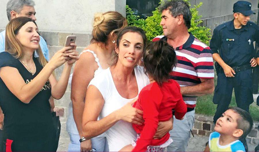 La nintildea ya se encuentra en Santiago con su madre