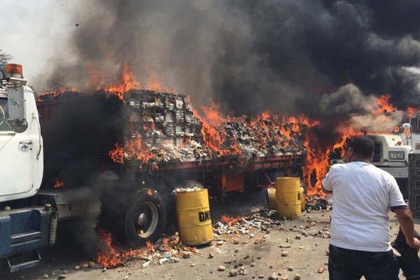 Venezuela- incendian camiones cargados con ayuda humanitaria