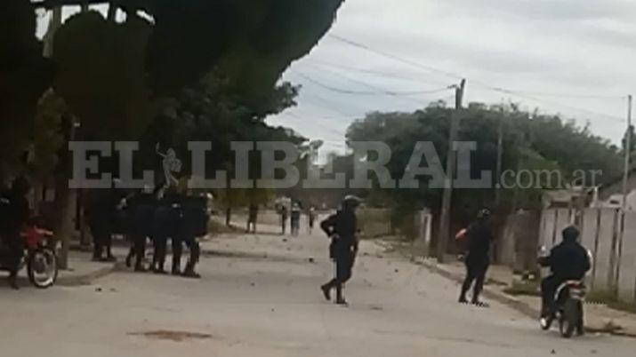 Enfrentamiento entre policías y vecinos en el Huaico Hondo