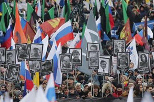 Miles de rusos marcharon en Moscuacute contra Putin