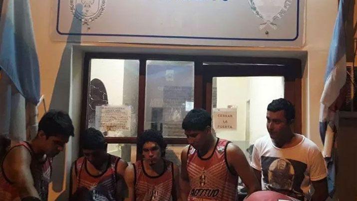 Vergonzoso- robaron las mochilas del plantel de Central Coacuterdoba de Friacuteas