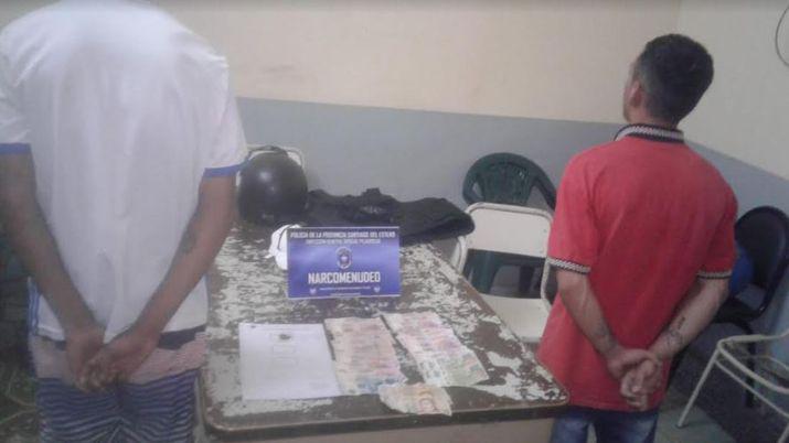 Pretendían arrebatar la cartera a una mujer fueron detenidos y le encontraron drogas