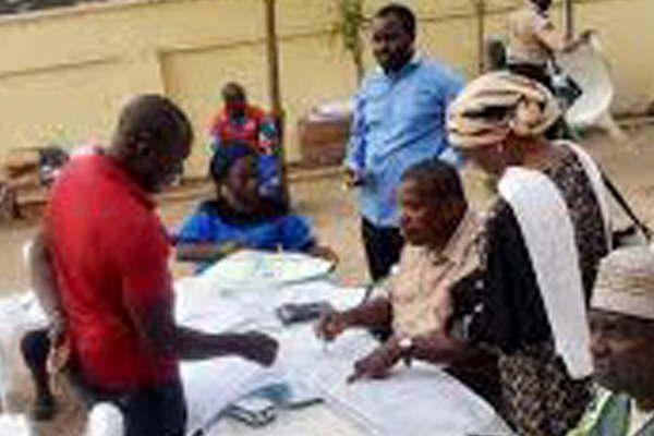 Lento escrutinio en las rentildeidas elecciones de  Nigeria donde se registraron al menos 40 muertos