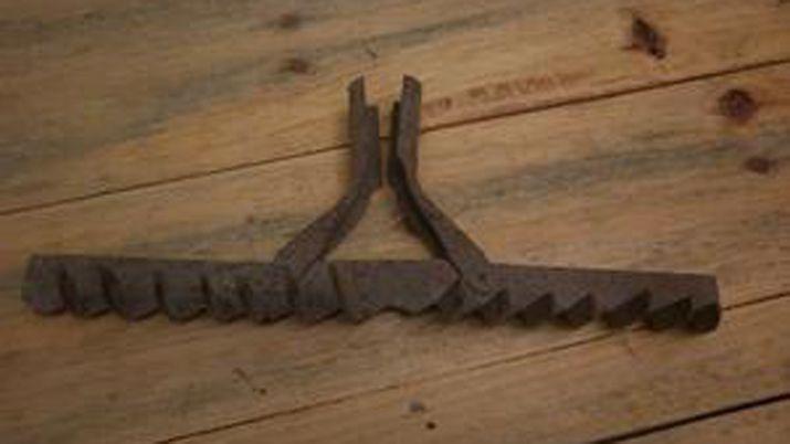 Discutioacute con su ex pareja y ella le destrozoacute la moto con un rastrillo